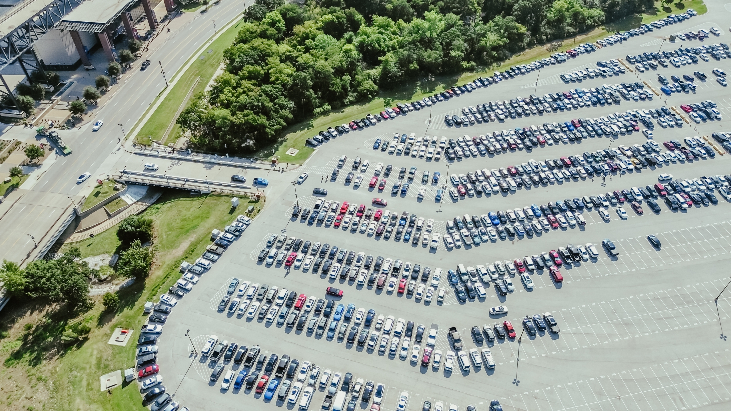 多くの車がならぶ駐車場