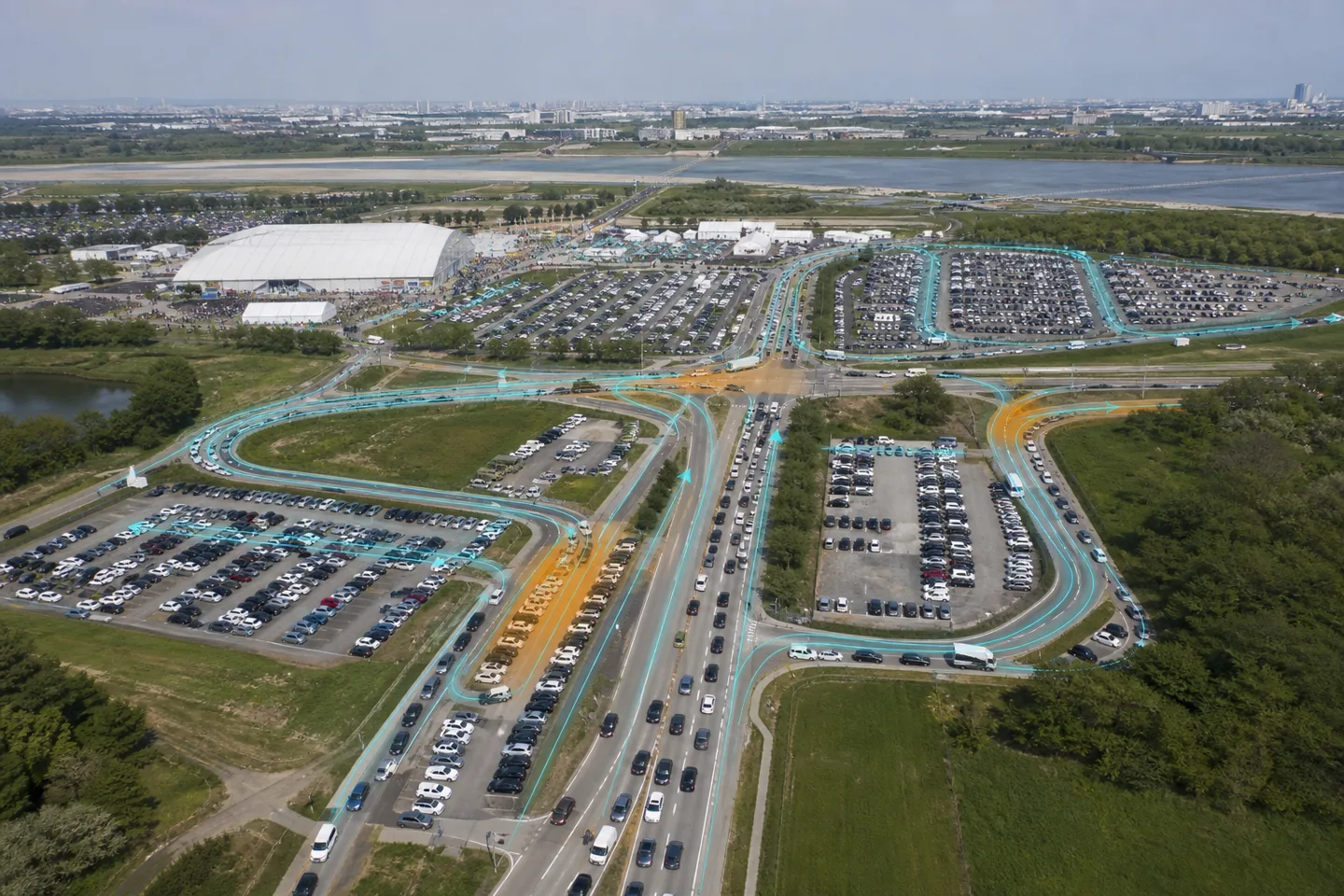 広域駐車場を俯瞰し車両流量と滞留地点を把握するドローン解析の活用イメージ